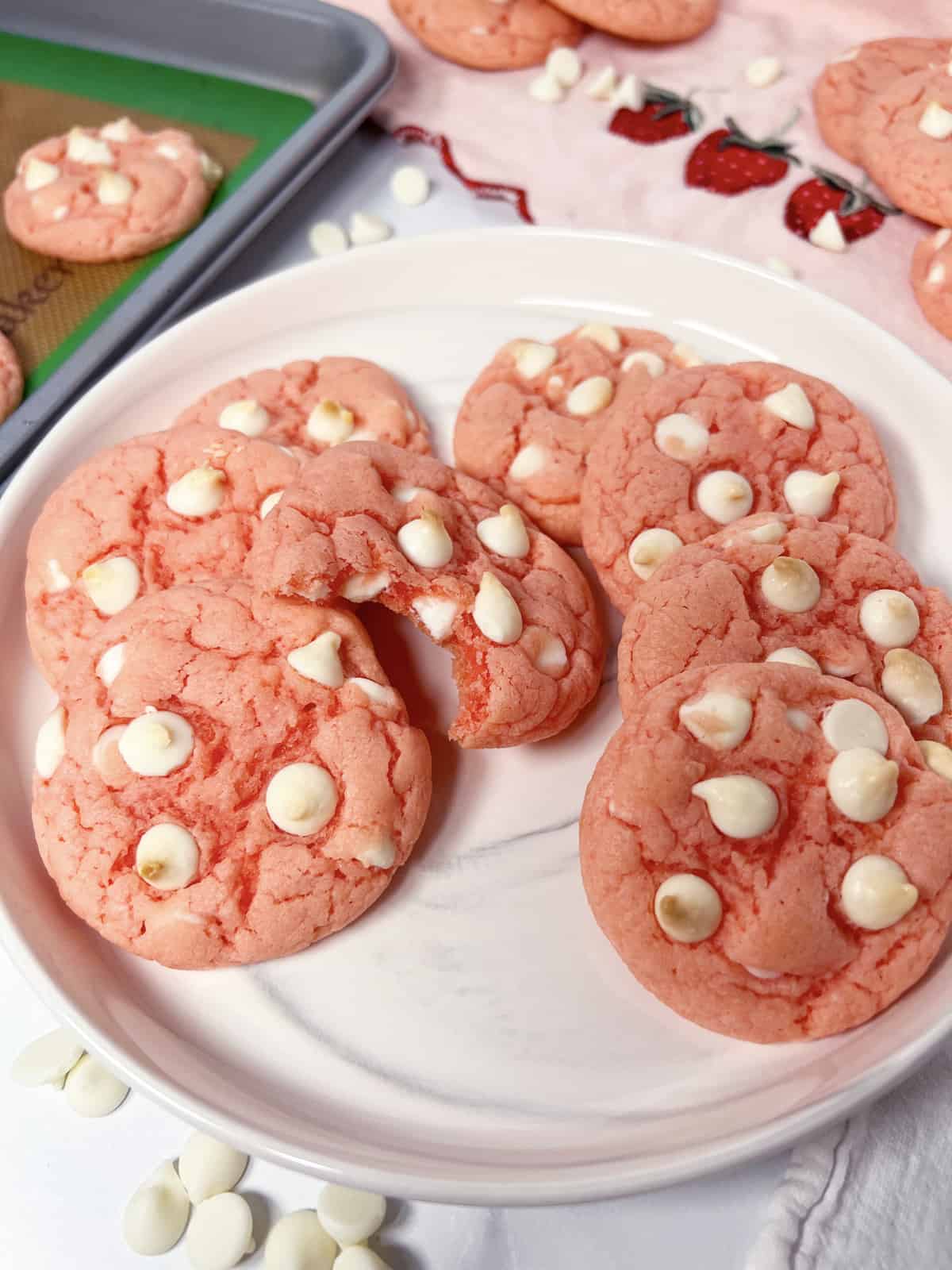 https://www.momlovesbaking.com/wp-content/uploads/2023/07/Strawberry-cake-mix-cookies.jpg