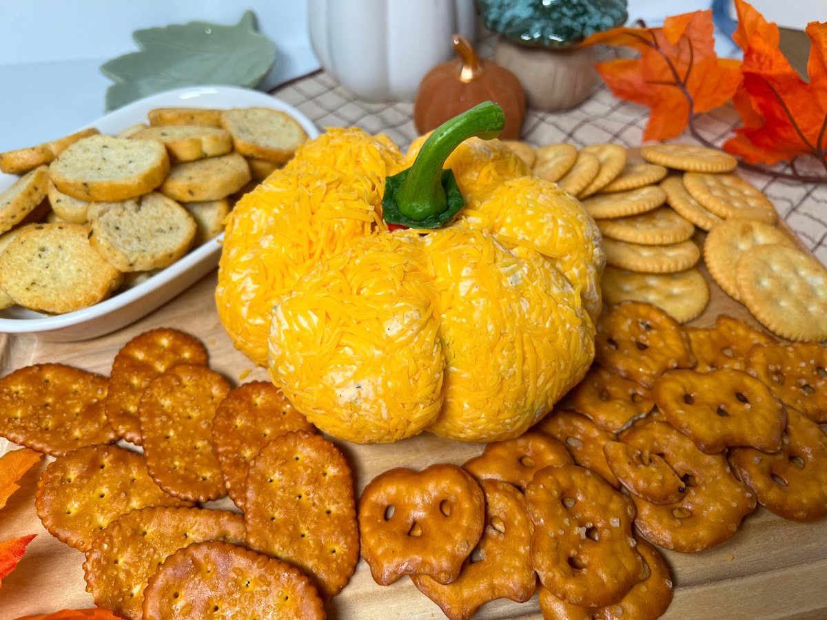 Super cute pumpkin cheese ball recipe.