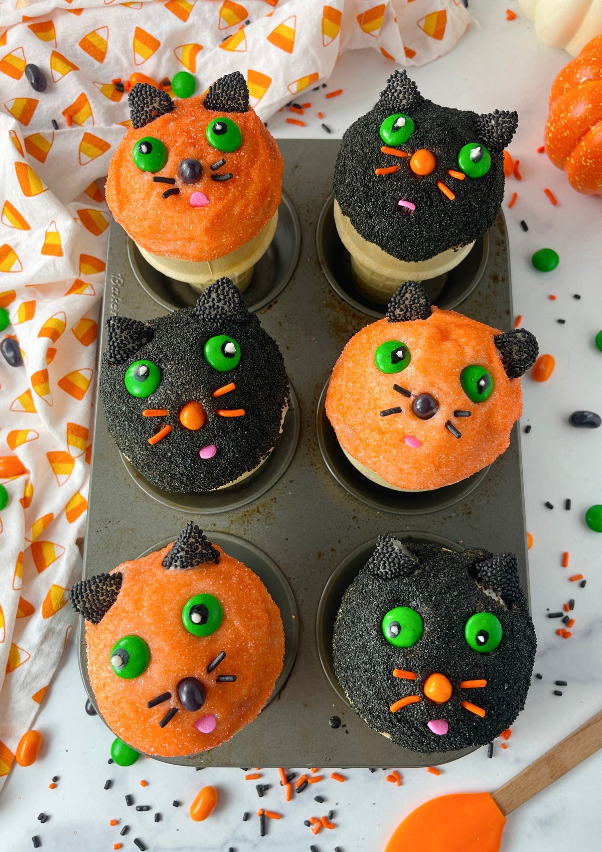 Black cat cupcakes for Halloween.